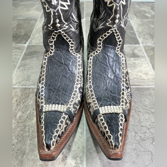 CARRETA HANDCRAFTED LEATHER COWBOY ARTISANAL WINGED FLEUR DE LIS BOOTS. main image 4
